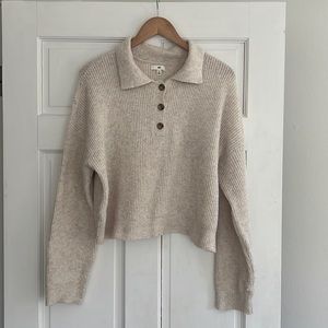 Collared beige sweater with 3 buttons